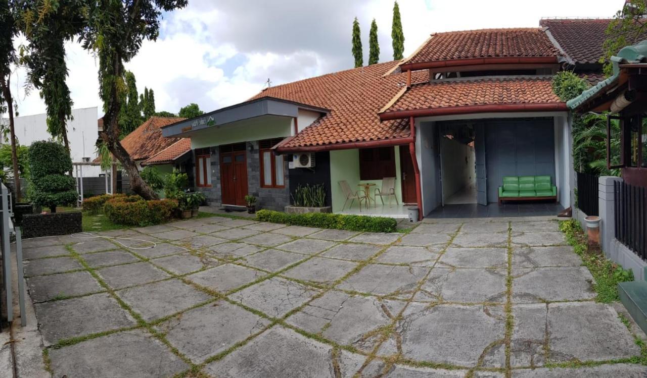 Embe Pitoe Syariah Gejayan Mitra Reddoorz Hotel Pakualaman Exterior photo